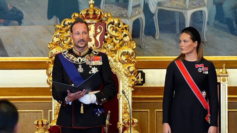 Nórsko má nového kráľa: Haakon VIII. zložil prísahu, no bez manželky! Mrazivý dôvod, prečo pri ňom nestála Mette-Marit