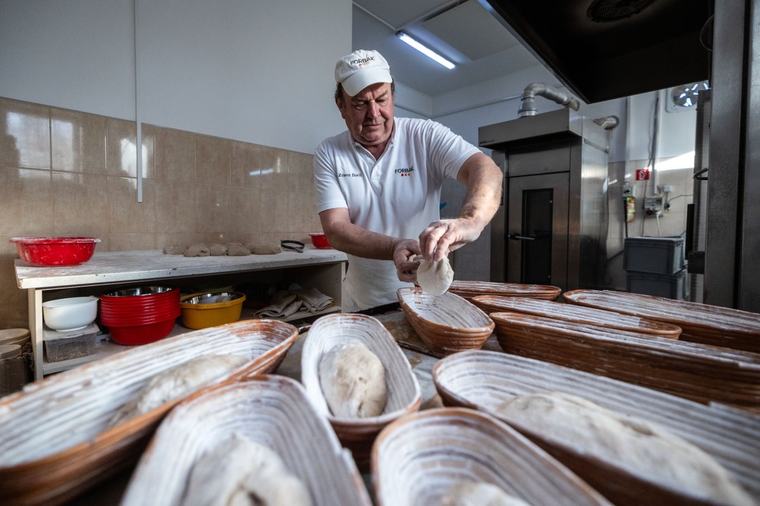 Rast minimálnej mzdy zdvihne platy aj pracovníkom, ktorí dostávajú príplatky