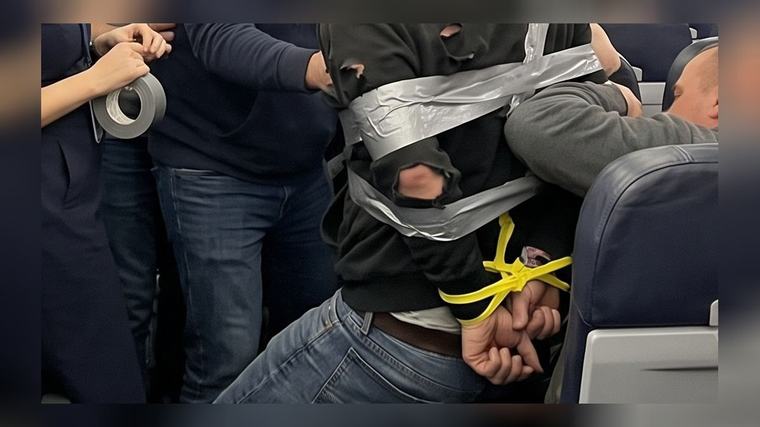 FOTO Agresívneho muža v lietadle skrotili cestujúci: Lepiacou páskou ho pripútali o sedadlo!
