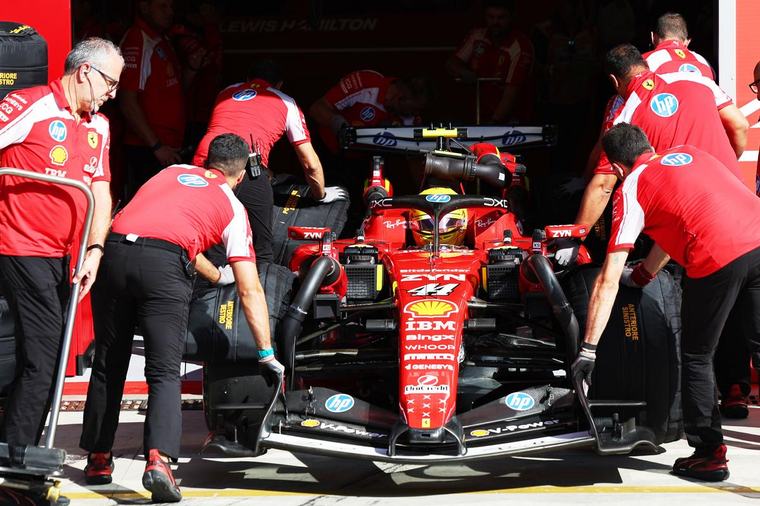 Hamilton kritizuje Ferrari. Chce rázne zmeny