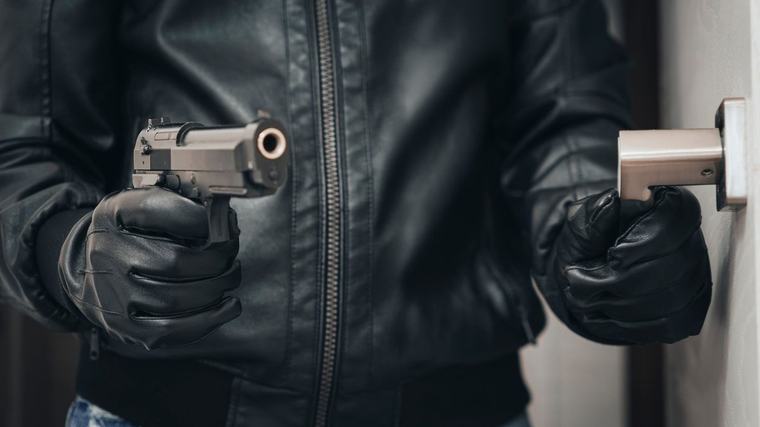 Šokujúca nočná dráma: Mŕtvy muž, postrelení policajti a 34 zatknutých! V pozadí je obávaný drogový boss