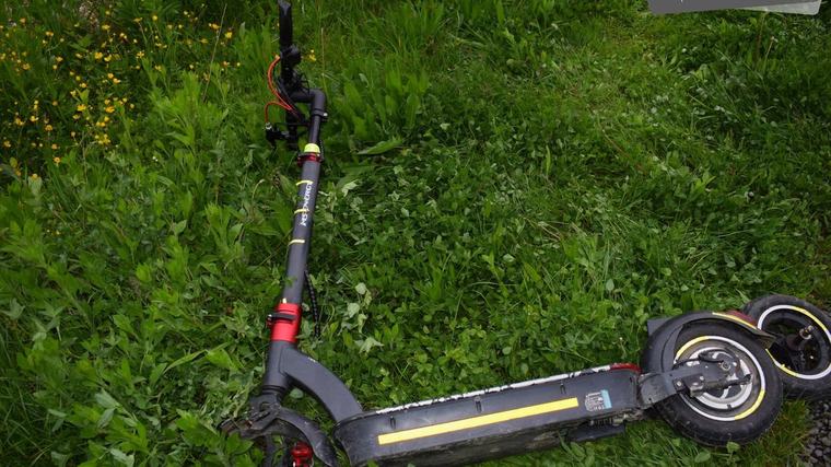 Osudná chyba na elektrickej kolobežke: Chlapec (11) utrpel po páde vážne zranenie hlavy!