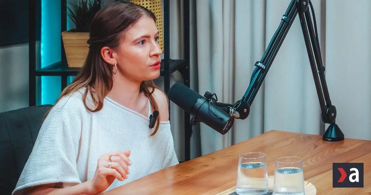 Herečka Jana Kovalčiková: „S pomáhaním je to ako so športom. Začiatky sú ťažké, ale potom ti to chýba.“ (podcast)