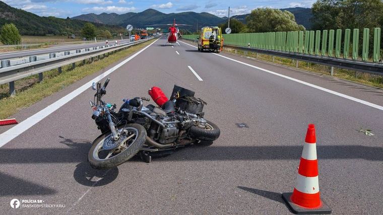 Vážna nehoda: Na R1 pristával záchranársky vrtuľník, motorkára previezli do nemocnice!
