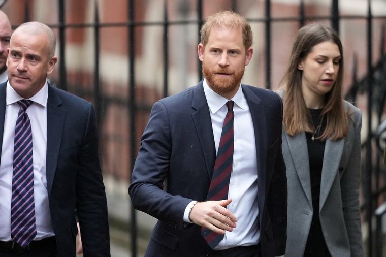 Tajný prílet do Británie! Harry a Meghan sa aj s deťmi vrátili domov: Nečakané manévre na letisku