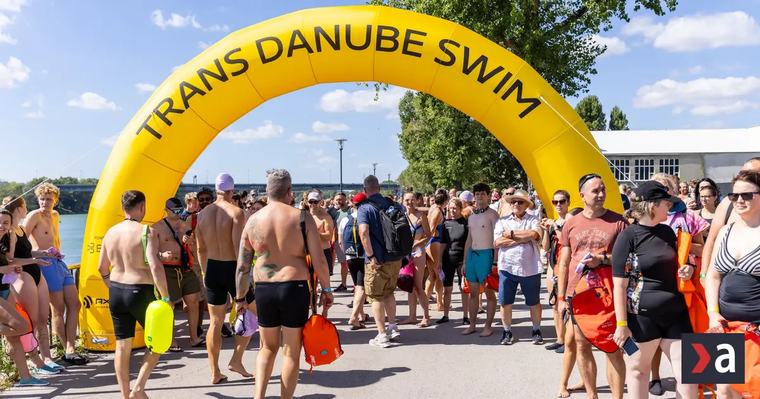 FOTO: Tisíce plavcov dnes preplávali Dunaj v centre Bratislavy