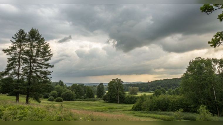 Počasie na Slovensku ako na horskej dráhe: Zatiaľ čo TU hrozia tropické horúčavy, inde ortuť klesne pod 20 °C