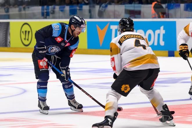 Nitru vyfackala vyspelá hokejová Európa. Vlajku dvíhal brankár Marinov a Stacha s rozťatou nohou