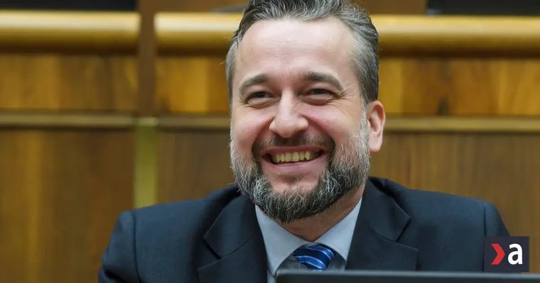 „Hlas chudoby“ Ľuboš Blaha má vilu ako uhlobarón (komentár Petra Bárdyho)