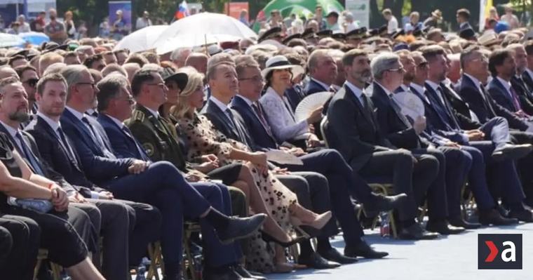 Nedávno na výročie SNP vešali čiernu zástavu, dnes sa nehanbia sedieť v prvom rade (názor Stanislava Mičeva)
