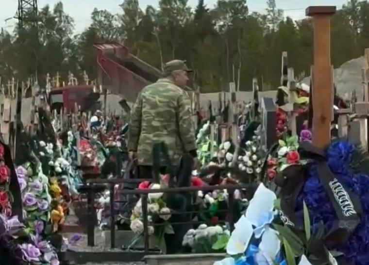 VIDEO: Zneuctený cintorín v Rusku. Muž jedol sladkosti z hrobov, potom sa na jeden vymočil