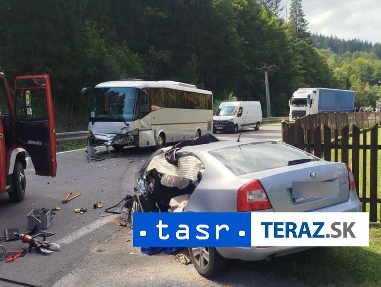 Zrážka auta s autobusom v Makove: Hlásia zranených