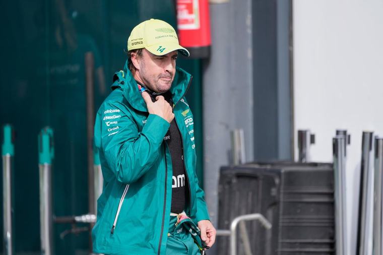 FIA si opäť posvietila na tímy. Alonso doplatil na nepovolené úpravy, trest neminul ani Lawsona