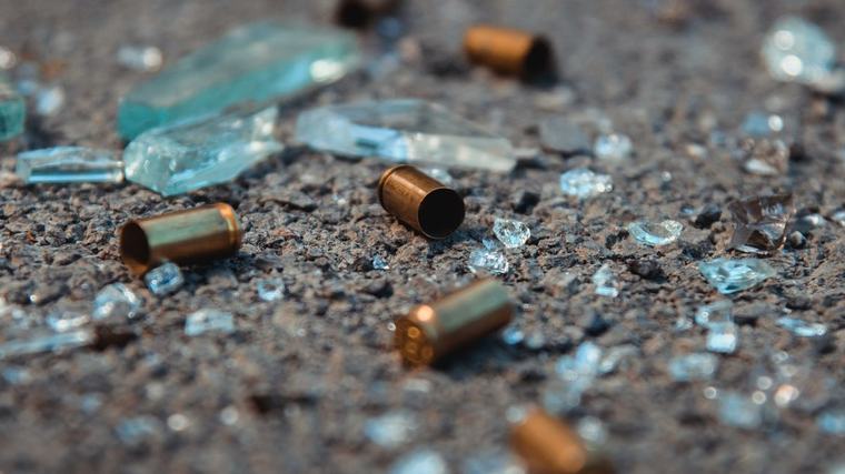 Hrôza v areáli továrne: Ozvali sa výstrely, polícia na mieste našla dvoch mŕtvych