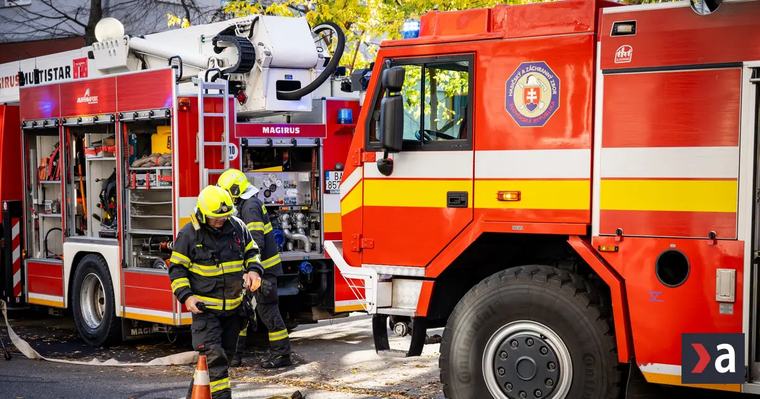 Hasiči bojujú s požiarom chladiaceho zariadenia v priemyselnom parku v Petrovanoch