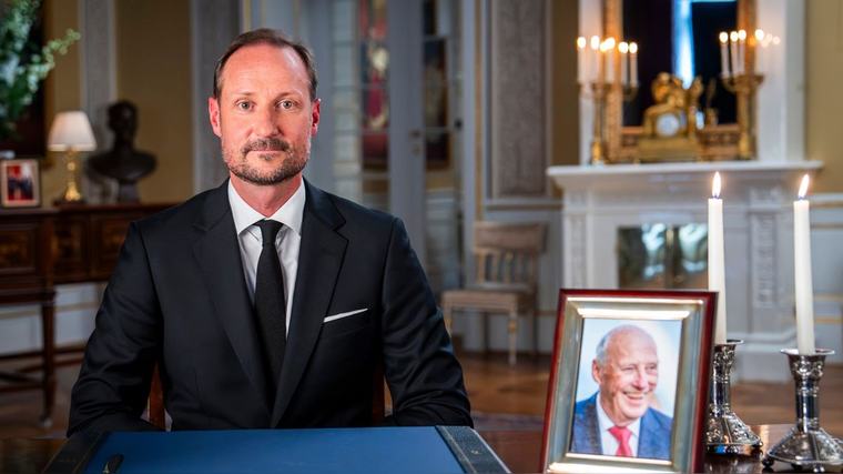 Nový kráľ Haakon VIII. počas príhovoru ledva zadržiaval slzy: Odkaz zdrvenej mame plný bolesti!