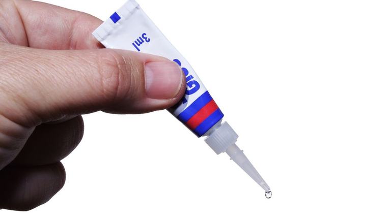 Zúfalý čin sa zmenil na krutú nočnú moru: Muž riešil únik moču sekundovým lepidlom, neobvyklý krok lekárov!