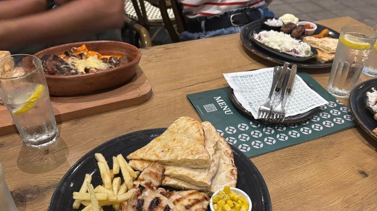 FOTO Toľko stojí večera pre štyroch aj s drinkami? Slováci v Belehrade odpadli z finálnej sumy!