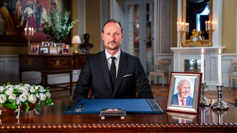 Detail, ktorý si všimol málokto: Nový nórsky kráľ sa prihovoril národu, FOTO v pozadí spôsobila rozruch!