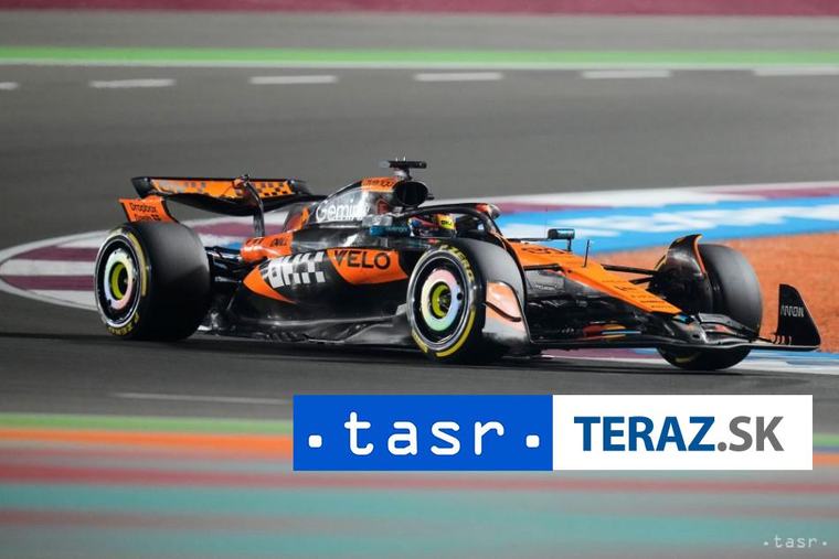 Piastri dostal trest, monoposty Ferrari obsadia na štarte druhý rad