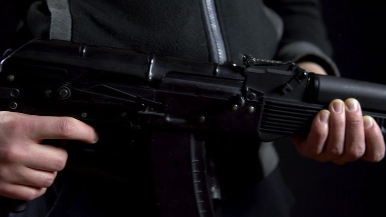 Strach na vlakovej stanici: Polícia zadržala muža so samopalom!