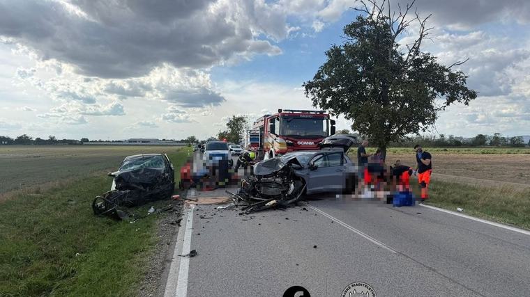 Cesta neďaleko Senca je po ťažkej nehode uzavretá: Čelná zrážka si vyžiadala štyroch zranených ľudí