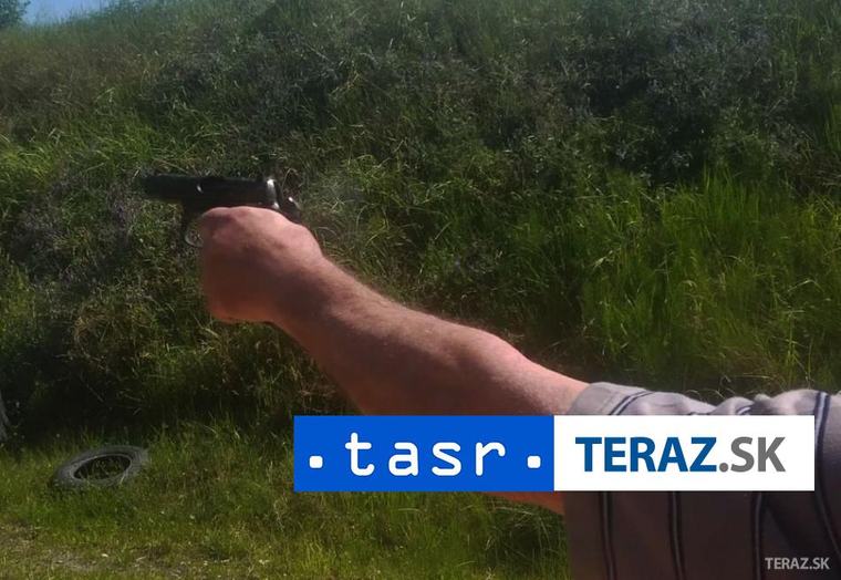 Úder zbraňou do hlavy a vyhrážanie: Mužovi hrozia tri roky
