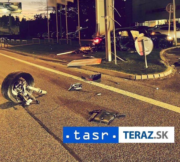 Nadrogovaný vodič v Bratislave narazil do informačnej tabule