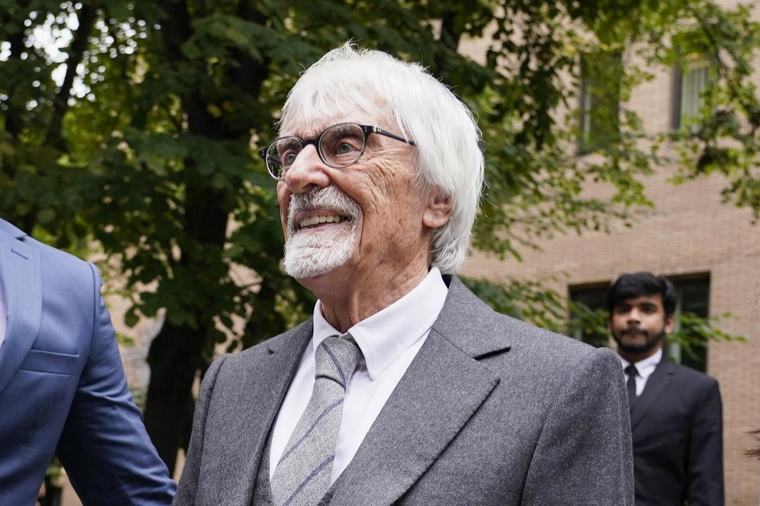 Bývalý šéf Formuly 1 v poriadných problémoch. Polícia ho zadržala na letisku s puškou