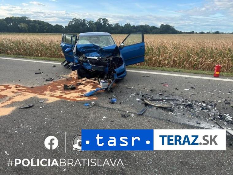 Polícia vykonáva úkony na mieste dopravnej nehody pri Rusovciach