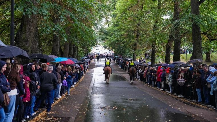 Tisíce smútiacich zaplnili ulice: V daždi a tichu sa lúčili s milovaným kráľom