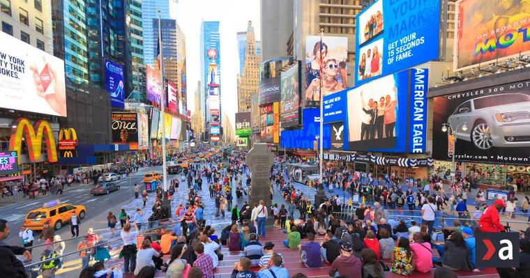 Krvavý útok na Times Square v New Yorku. Žena s dvoma kuchynskými nožmi pobodala dvoch ľudí